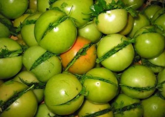 Зеленые помидоры с чесноком
