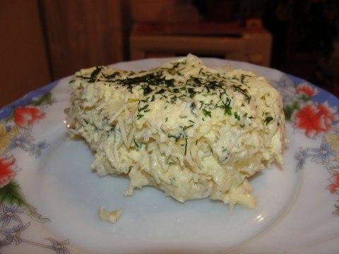 Салат с ананасами и сыром