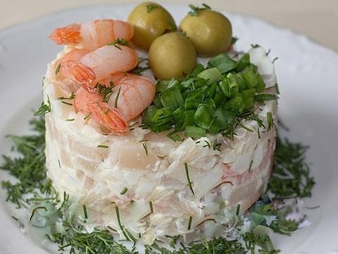 "Праздничный" салат с креветками и кальмарами