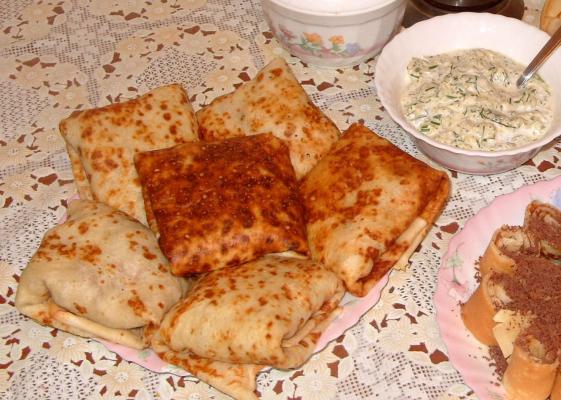 Блины, фаршированные куриным филе, грибами и луком.