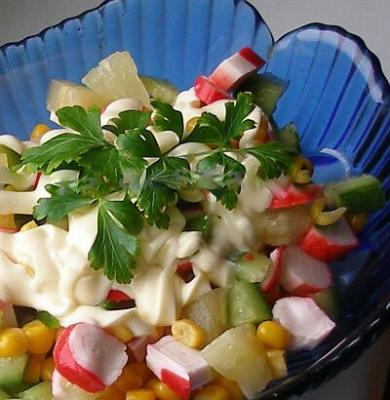 Салат с крабовыми палочками и ананасами