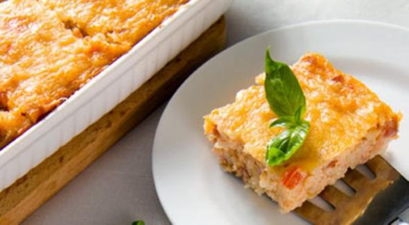 Рисовая запеканка с грудинкой и помидорами