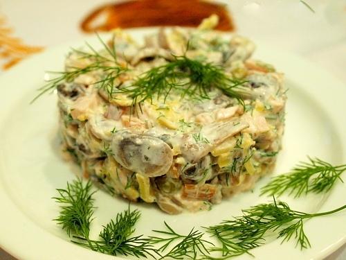Салат с копченым куриным филе и шампиньонами
