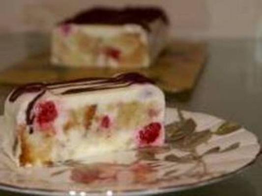 Сметанно-бисквитный десерт с малиной