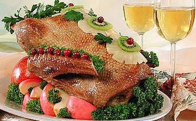 Рождественский гусь (утка или курица) с яблоками и сухофруктами