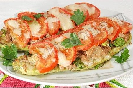 Лодочки из молодых кабачков фаршированные мясной начинкой